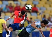 爱游戏体育-激烈足球对决引爆热情，场面火爆激动人心