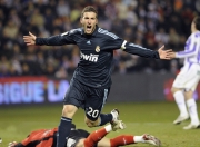 AYX体育赛事-锁链与丝绸，特奥的防守艺术如何让里昂在佛罗伦萨的攻势中窒息