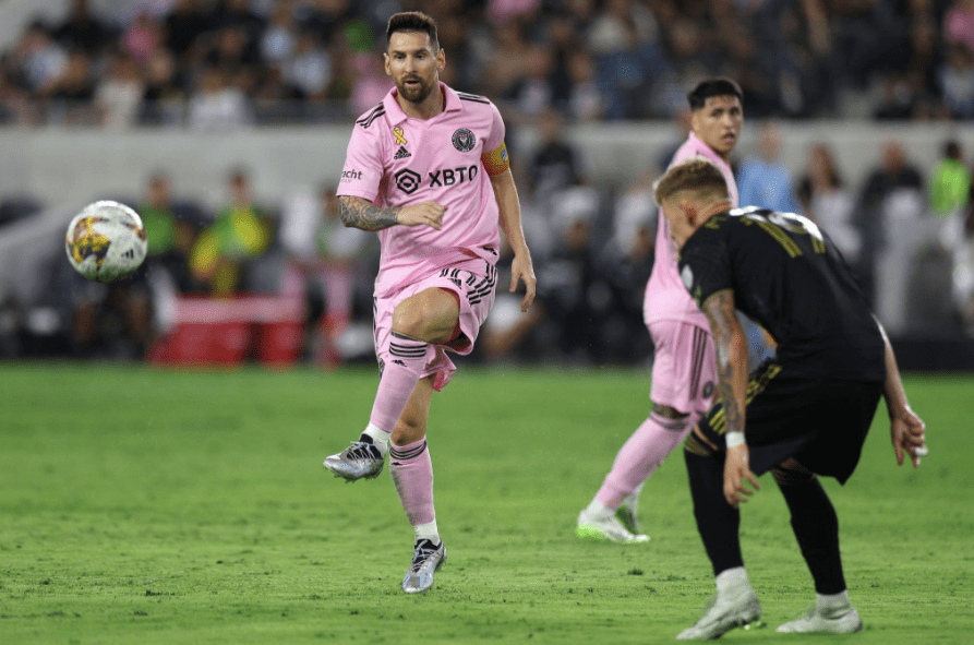 奥地利翻盘莱比锡红牛，戈麦斯统治全场