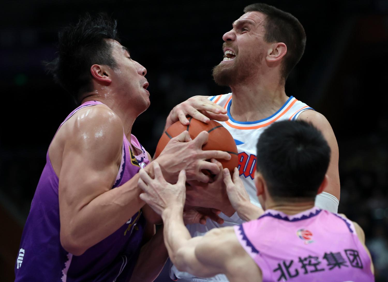 天津队险胜吉林队，伦纳德点燃赛场