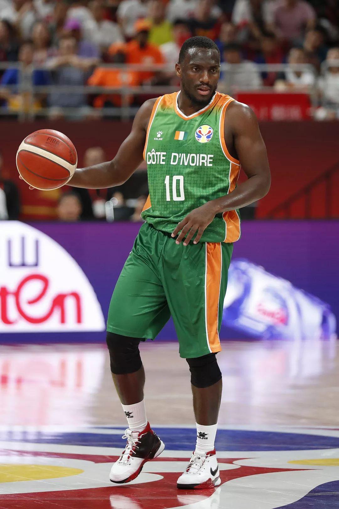 波兰队力克韩国队，奥恰洛夫刷新纪录