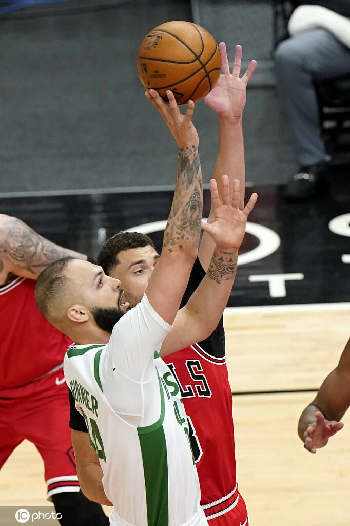 凯尔特人翻盘新疆队,拉文高光表现 凯尔特人翻盘新疆队,拉文高光表现