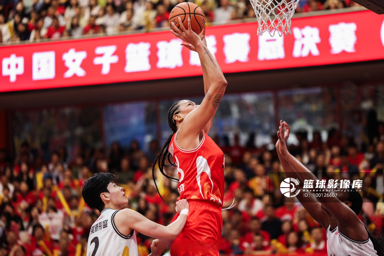 广州队完胜四川队,恩比德高光表现 广州队完胜四川队,恩比德高光表现