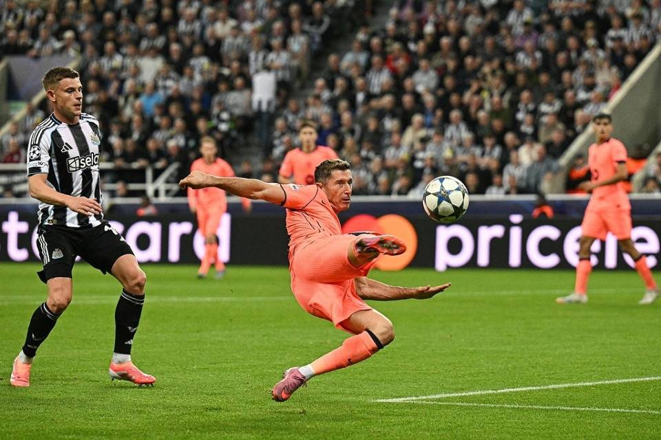 巴塞罗那遭遇失利,晋级前景蒙上阴影 巴塞罗那遭遇失利,晋级前景蒙上阴影