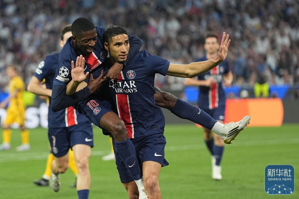 巴黎庆祝欧洲杯冠军,球迷狂欢庆祝 巴黎庆祝欧洲杯冠军,球迷狂欢庆祝