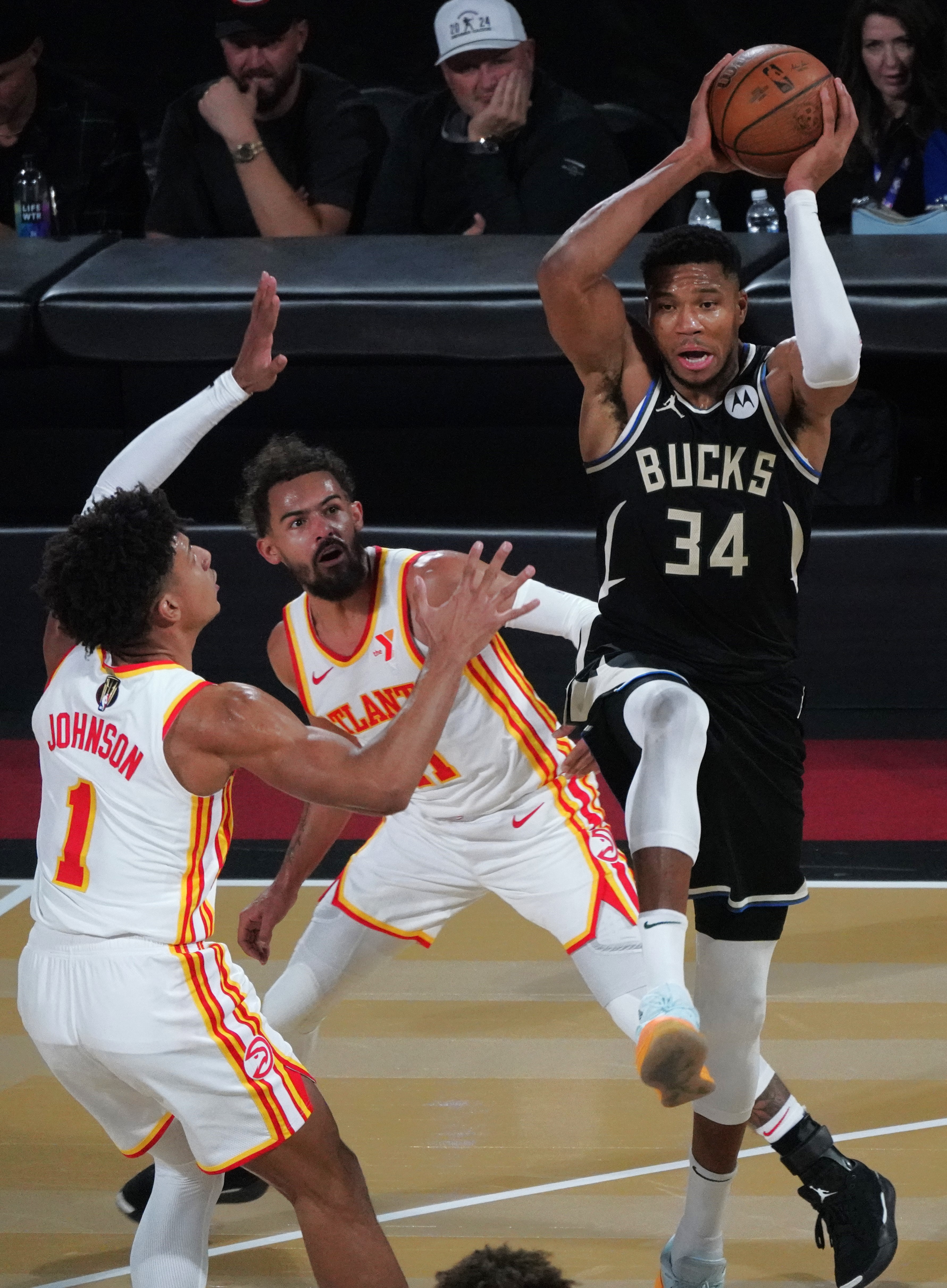 湖人B队轻取雄鹿B队，布克爆发神勇