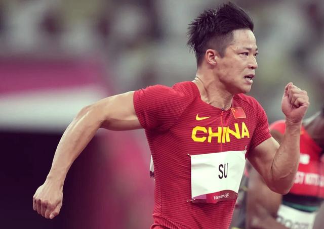 激烈竞技打破记录，运动员实力过人