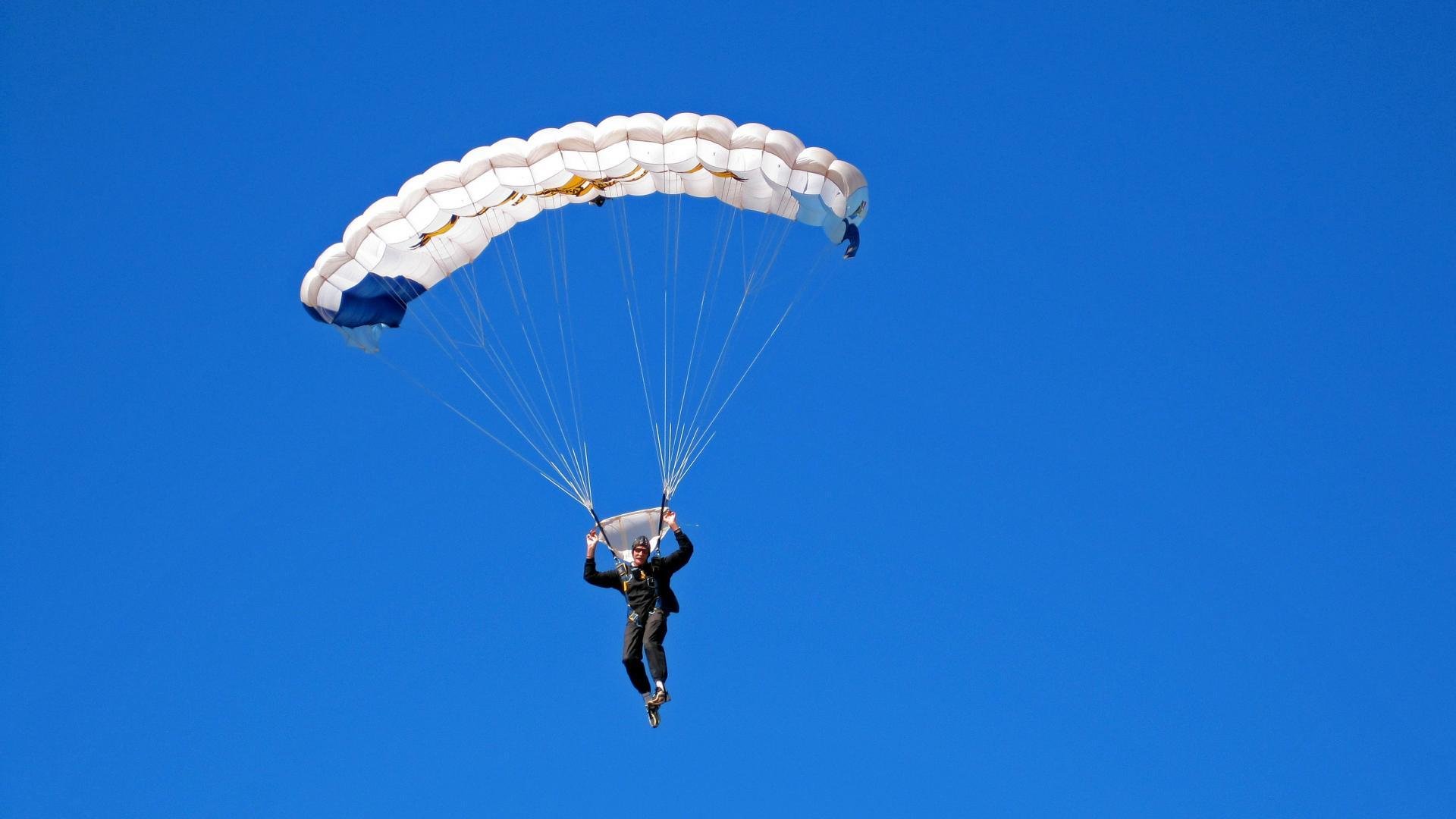 赛道与球场，当F1街道赛的轰鸣遇见猛龙淘汰公牛的狂啸